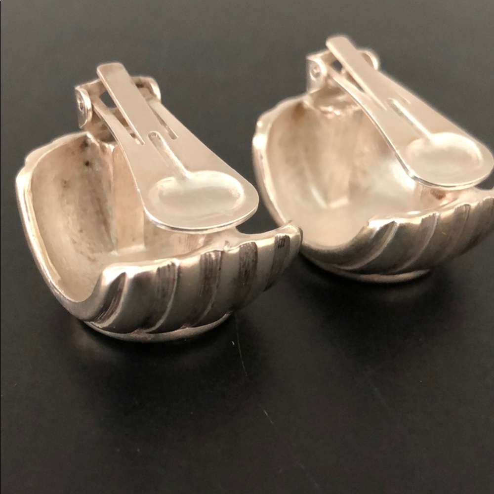 VINTAGE SILVERTONE & GOLDTONE CREST COIN EARRINGS - Picture 13 of 16